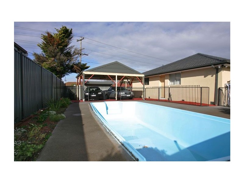 2 Archer Court, Gladstone Park VIC 3043