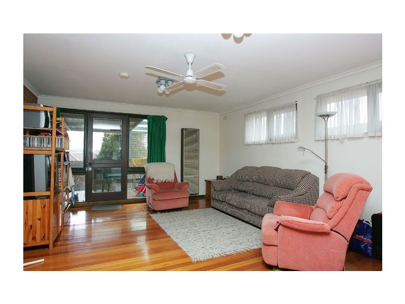 17 Clarke Drive, Gladstone Park VIC 3043