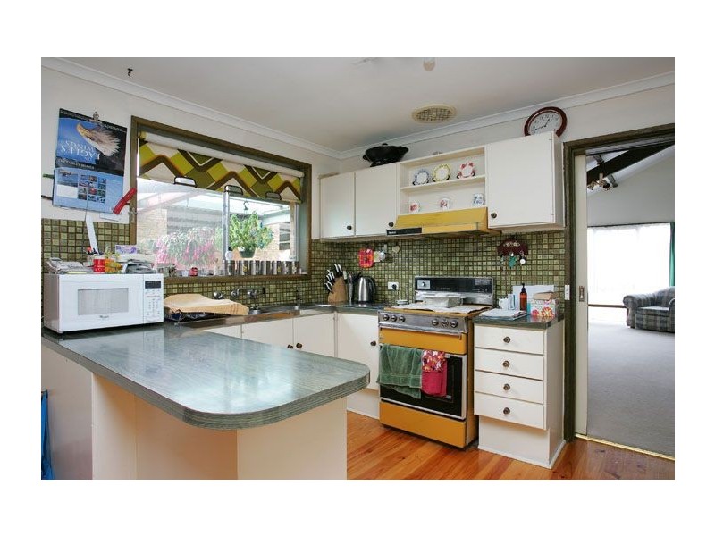 17 Clarke Drive, Gladstone Park VIC 3043