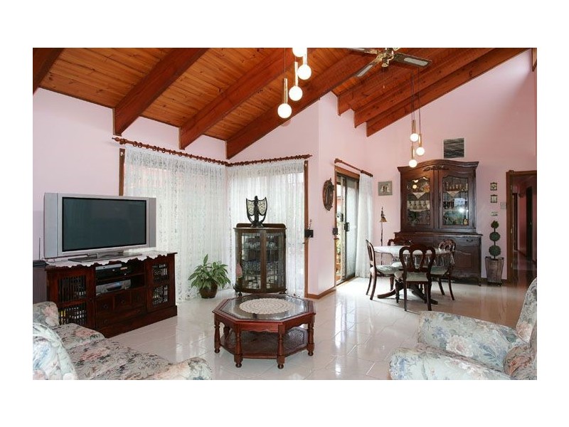 23 Trentham Drive, Gladstone Park VIC 3043