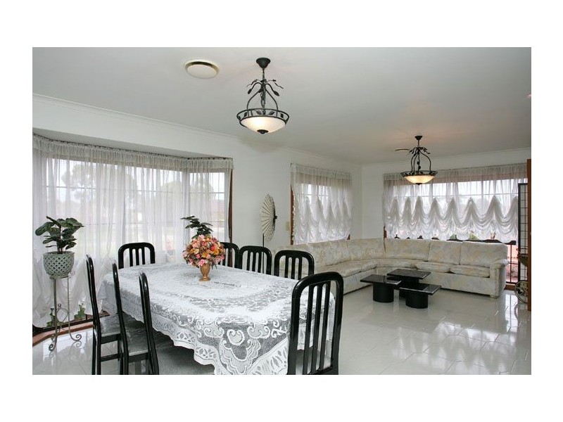 23 Trentham Drive, Gladstone Park VIC 3043