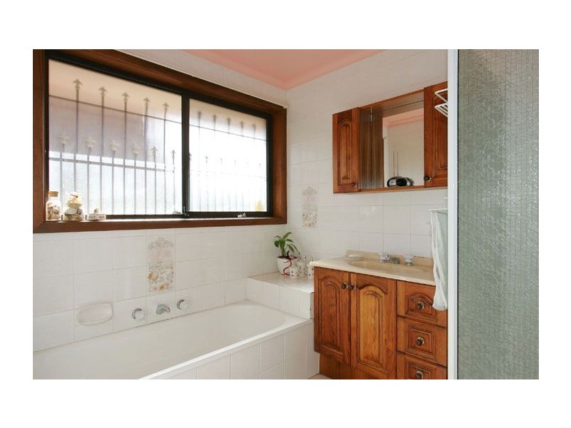 23 Trentham Drive, Gladstone Park VIC 3043
