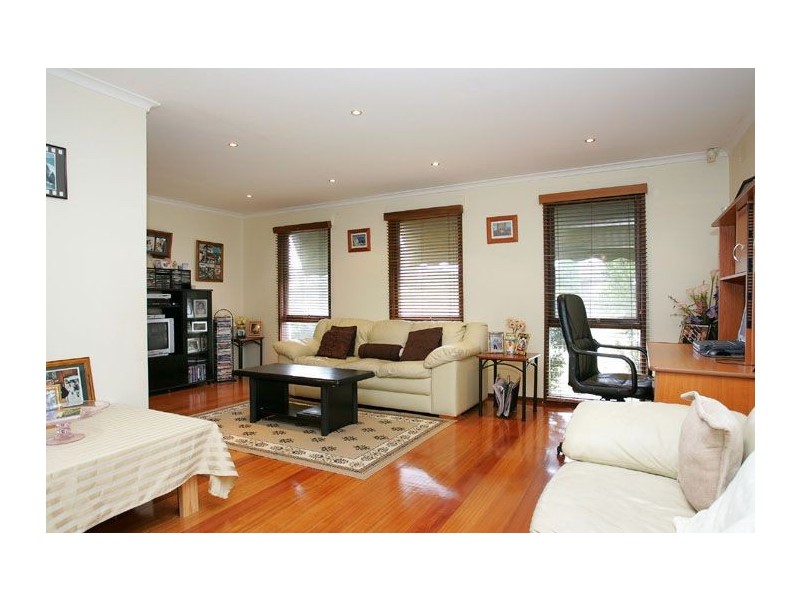 23 Barrington Crescent, Gladstone Park VIC 3043