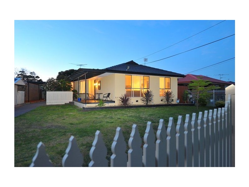 17 Vaucluse Avenue, Gladstone Park VIC 3043