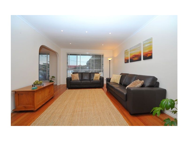 17 Vaucluse Avenue, Gladstone Park VIC 3043