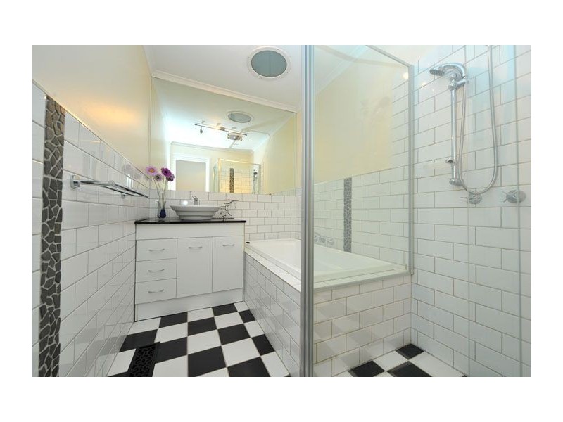 17 Vaucluse Avenue, Gladstone Park VIC 3043