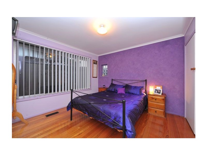 17 Vaucluse Avenue, Gladstone Park VIC 3043