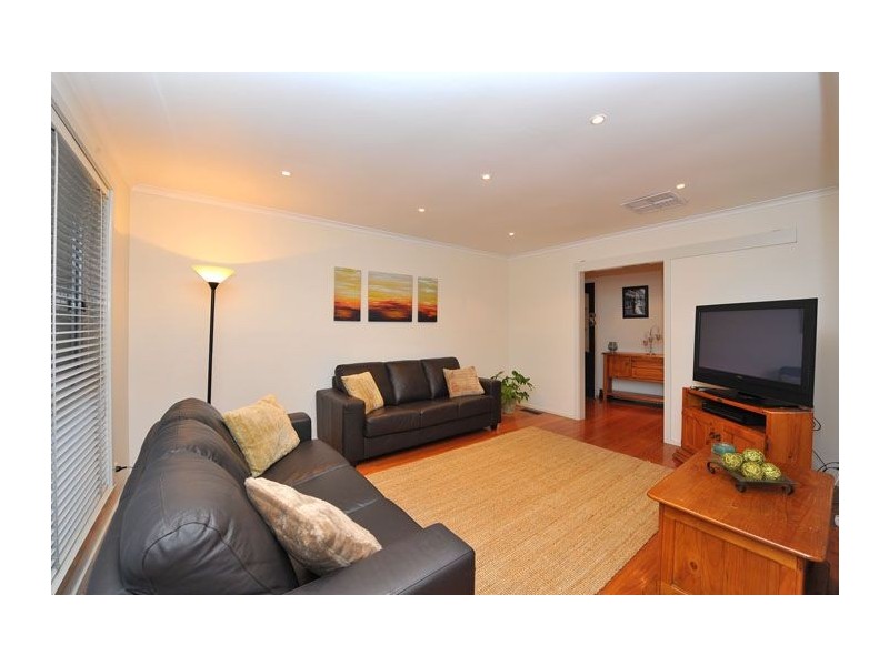 17 Vaucluse Avenue, Gladstone Park VIC 3043