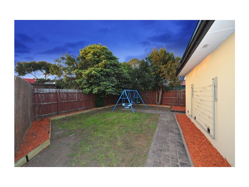 17 Vaucluse Avenue, Gladstone Park VIC 3043