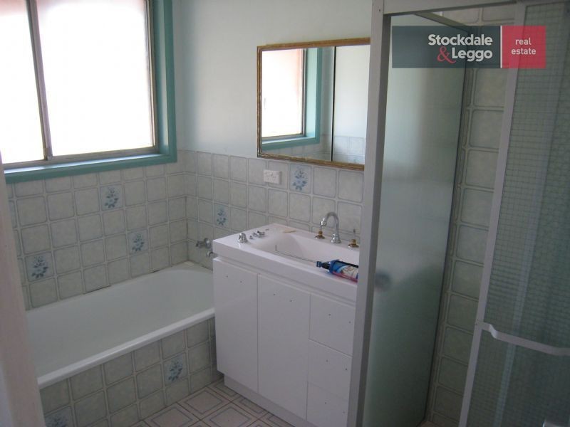 38 Aylesbury Crescent, Gladstone Park VIC 3043