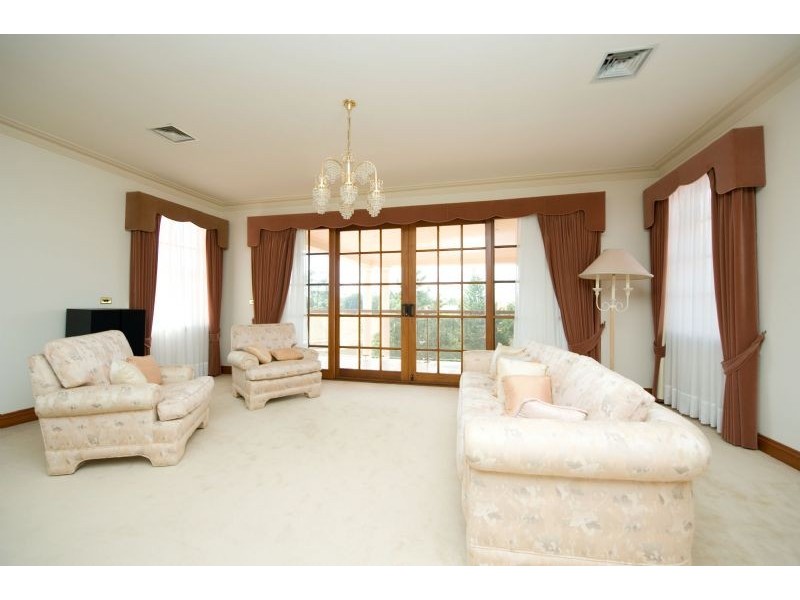 2 Queensferry Place, Greenvale VIC 3059