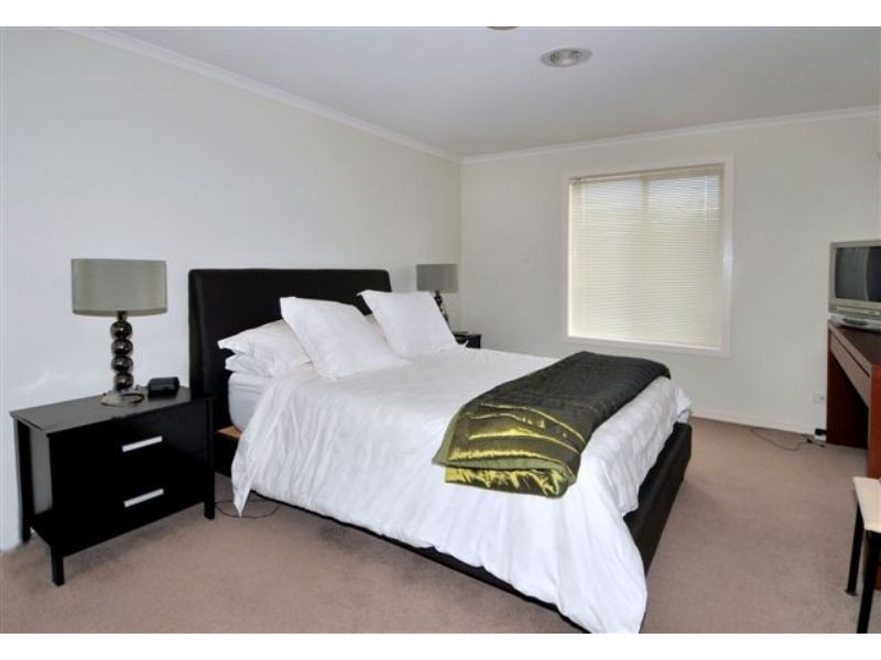 18 Seggan Circle, Gowanbrae VIC 3043