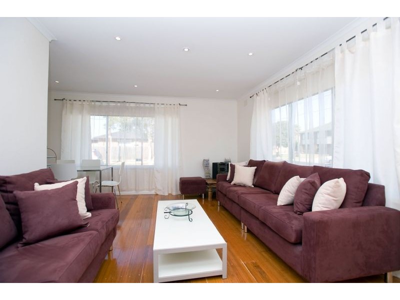 33 Grantley Drive, Gladstone Park VIC 3043