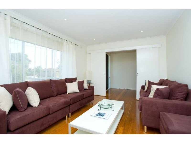 33 Grantley Drive, Gladstone Park VIC 3043