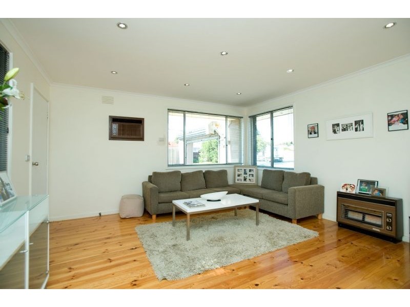 33 Grantley Drive, Gladstone Park VIC 3043