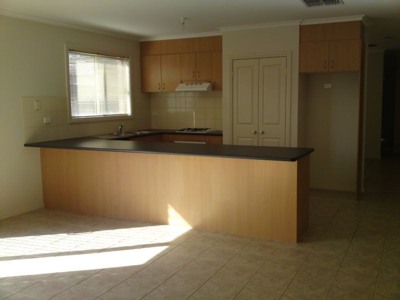 27 Rutherglen Crescent, Gowanbrae VIC 3043