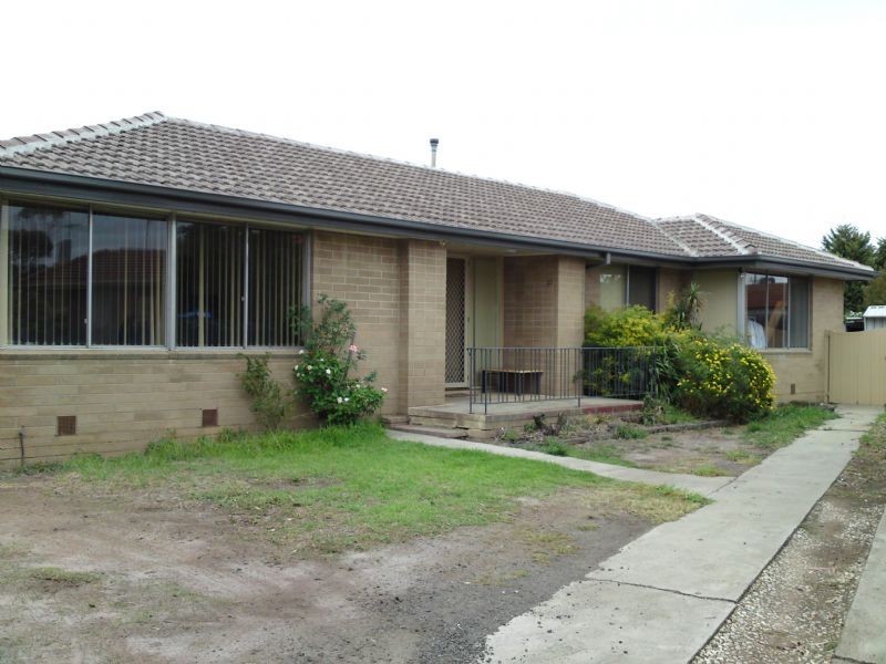 11 Rylandes Drive, Gladstone Park VIC 3043