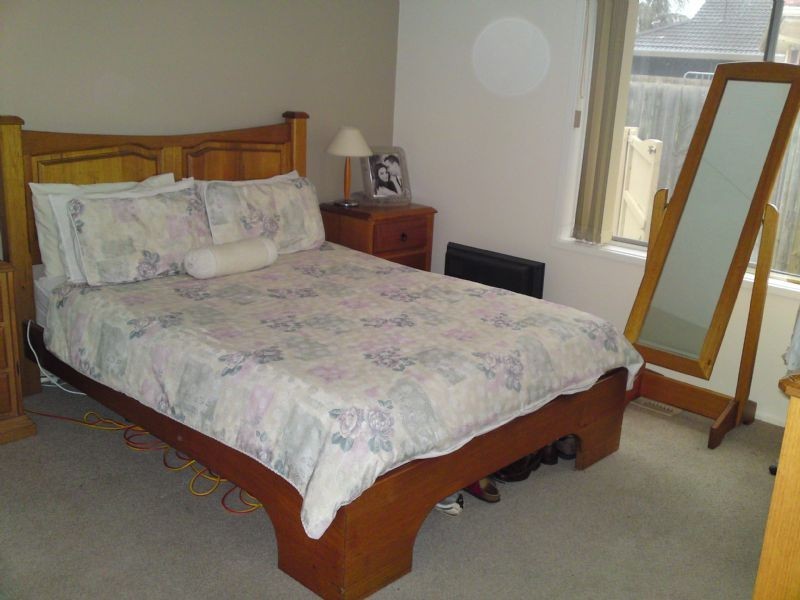 11 Rylandes Drive, Gladstone Park VIC 3043