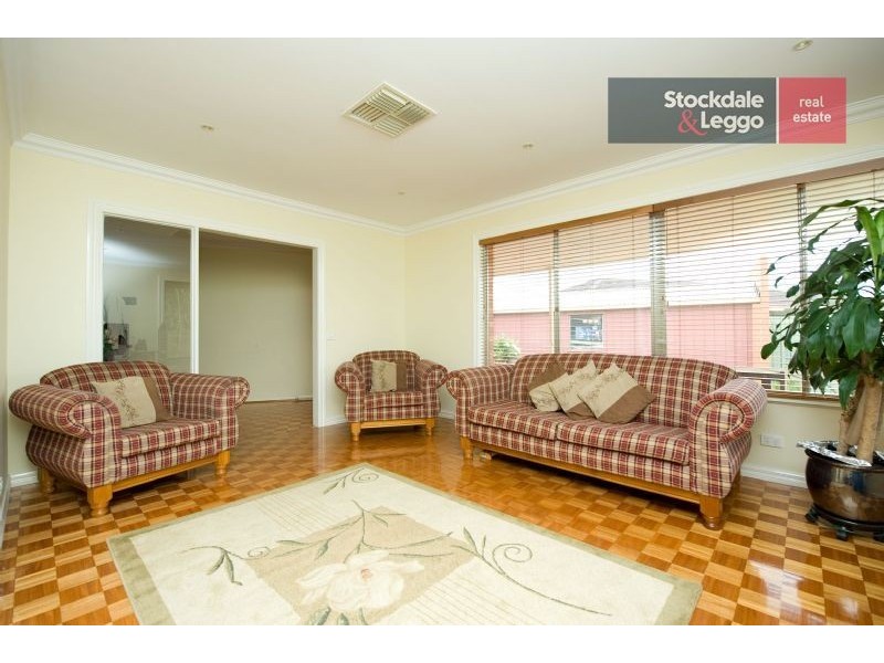 5 Barton Court, Gladstone Park VIC 3043