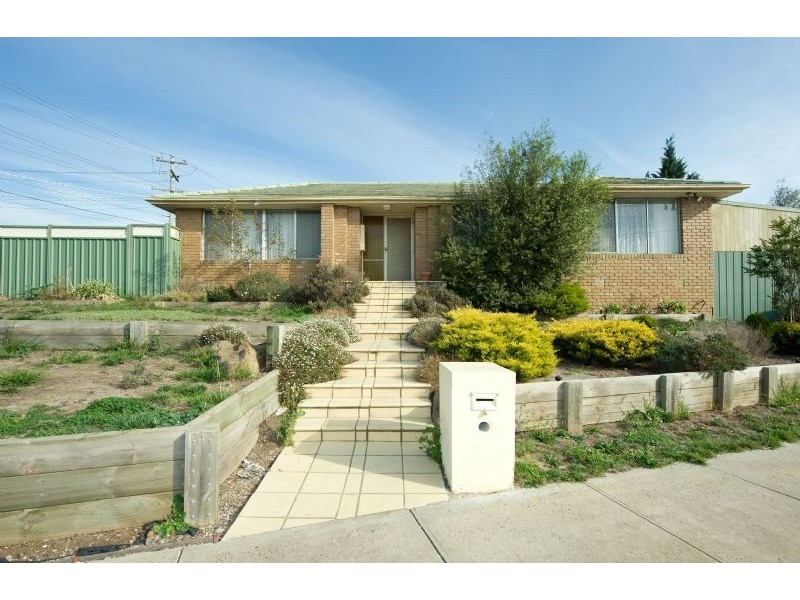 13 Fairbank Avenue, Gladstone Park VIC 3043