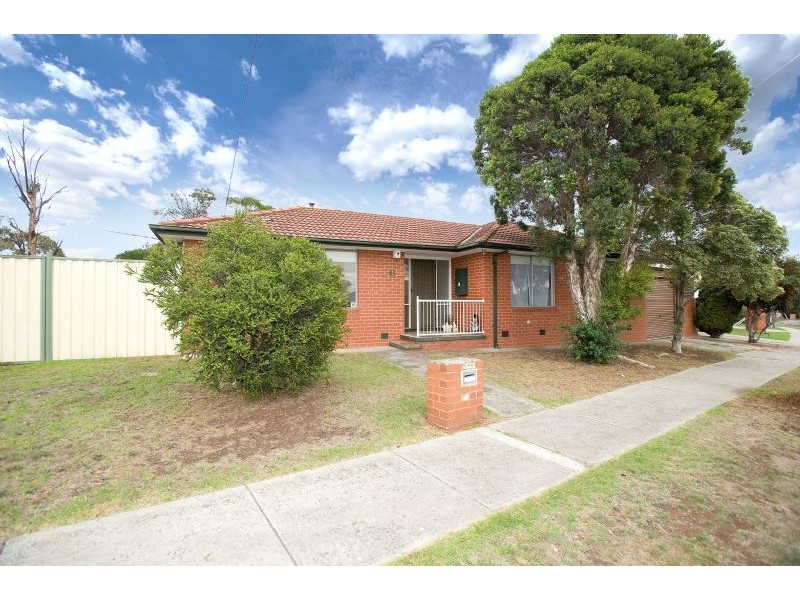 2 Chisholm Close, Gladstone Park VIC 3043