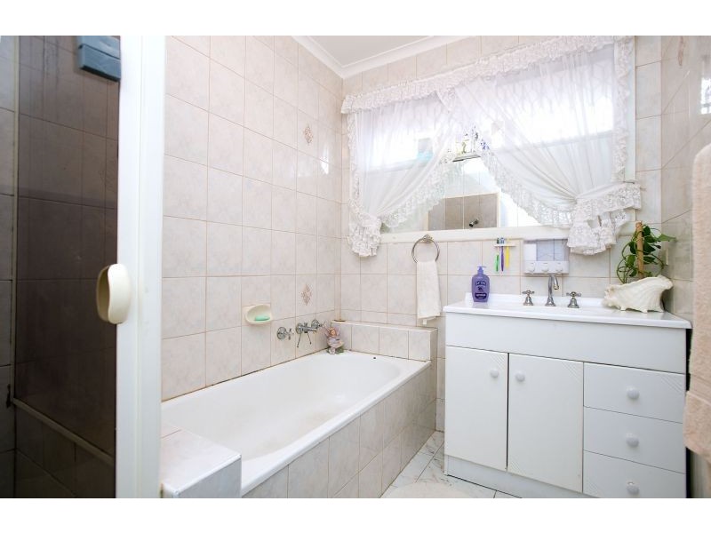 47 Finton Grove, Gladstone Park VIC 3043