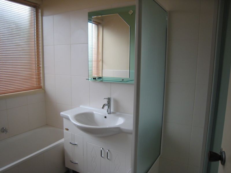 4 Chisholm Close, Gladstone Park VIC 3043