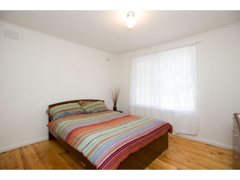 2 Chisholm Close, Gladstone Park VIC 3043