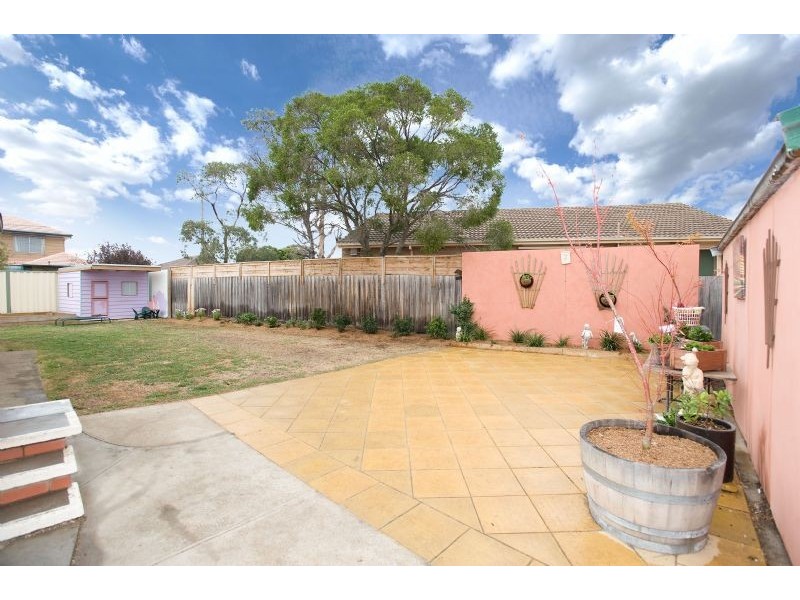 2 Chisholm Close, Gladstone Park VIC 3043