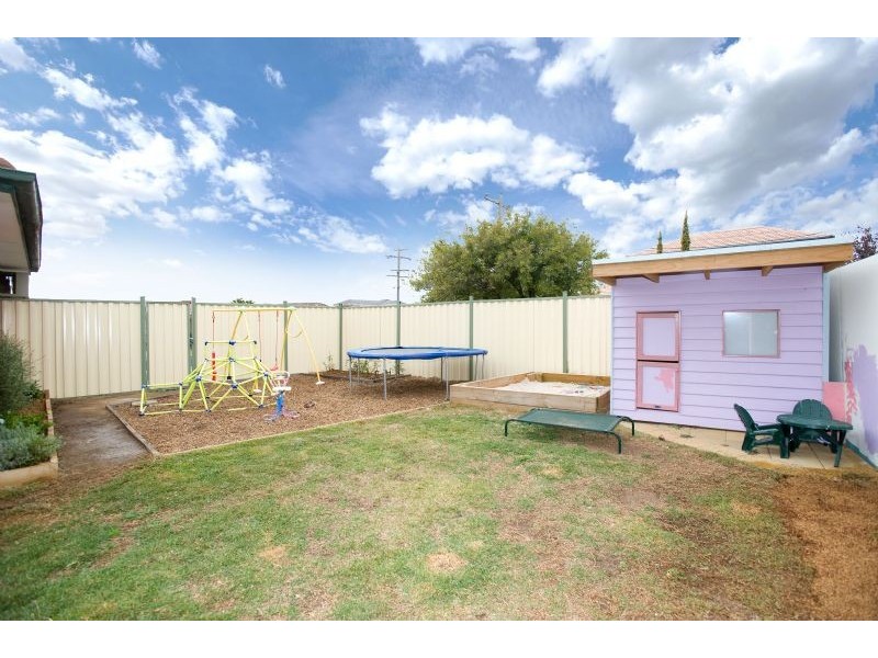 2 Chisholm Close, Gladstone Park VIC 3043