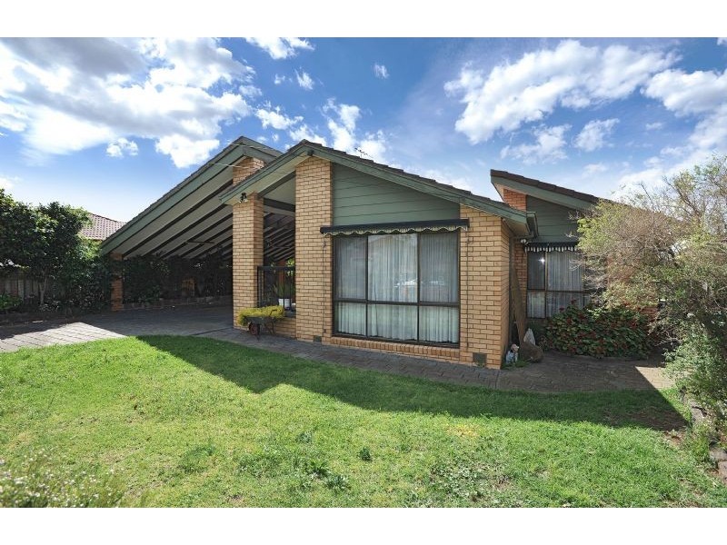 18 Henley Drive, Gladstone Park VIC 3043