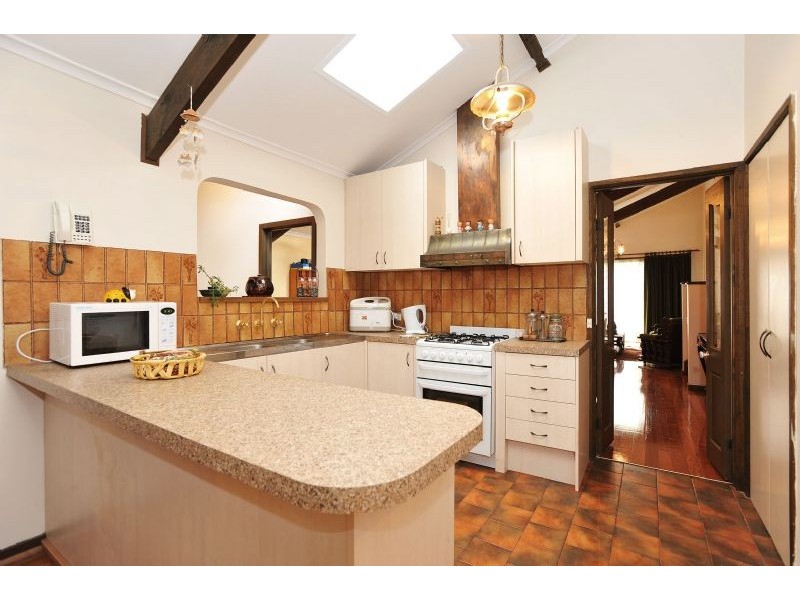 18 Henley Drive, Gladstone Park VIC 3043