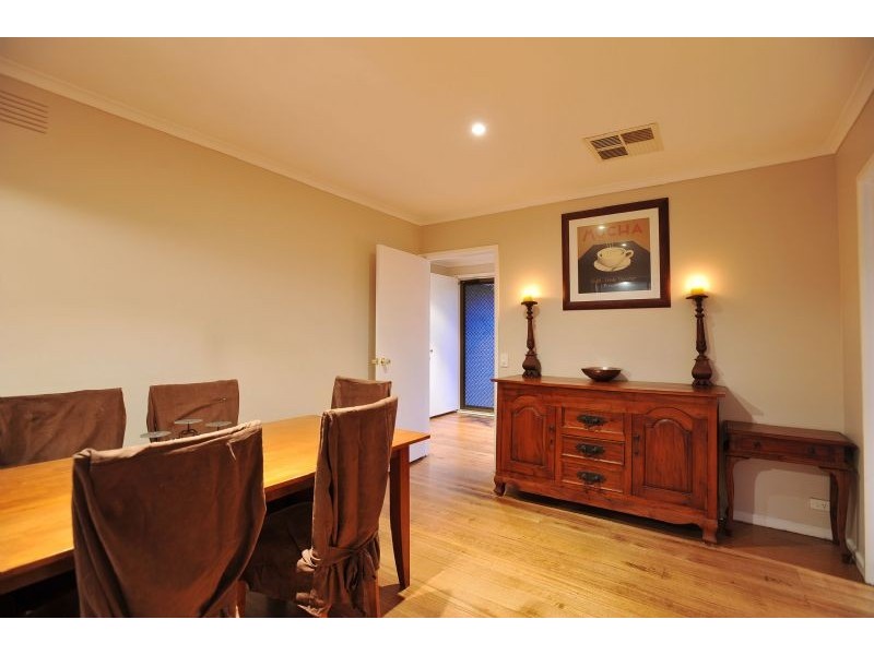 9 Barrington Crescent, Gladstone Park VIC 3043