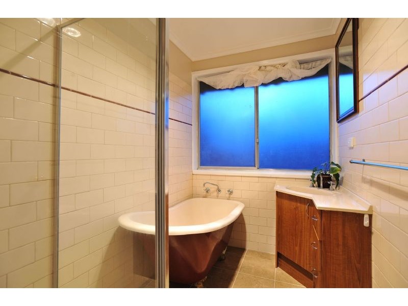 9 Barrington Crescent, Gladstone Park VIC 3043