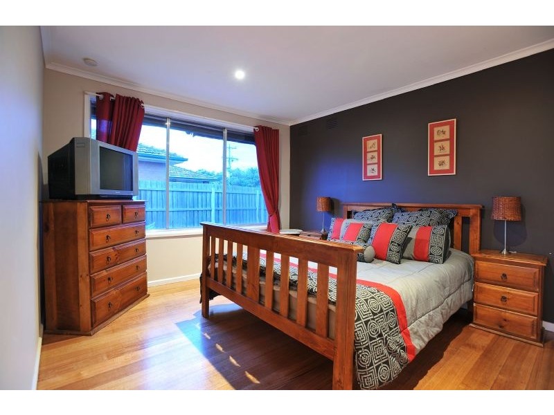 9 Barrington Crescent, Gladstone Park VIC 3043