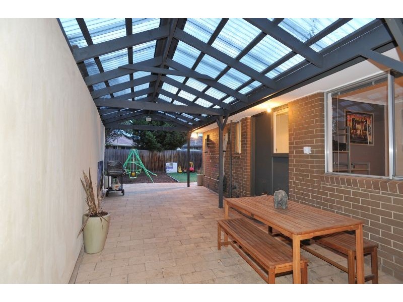 9 Barrington Crescent, Gladstone Park VIC 3043