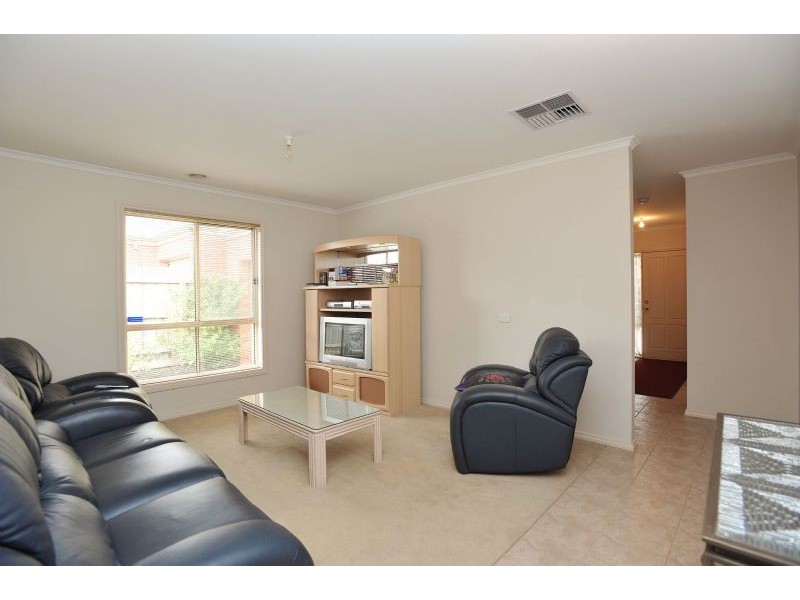 27 Rutherglen Crescent, Gowanbrae VIC 3043