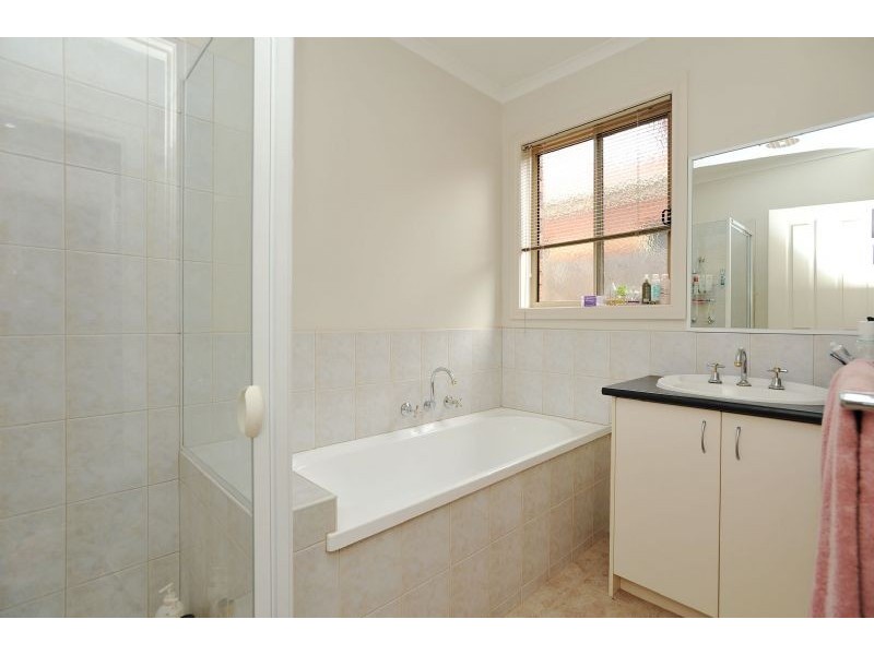 27 Rutherglen Crescent, Gowanbrae VIC 3043