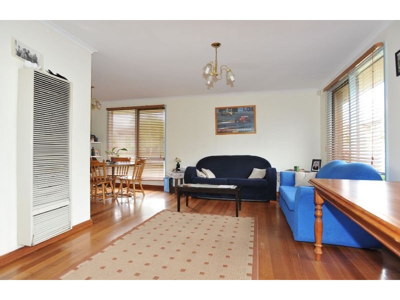 27 Dunfield Drive, Gladstone Park VIC 3043