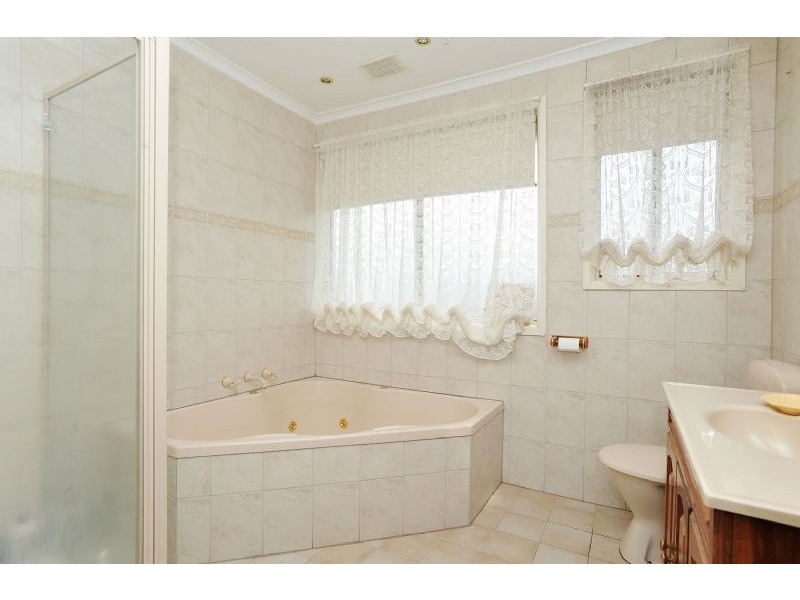 27 Dunfield Drive, Gladstone Park VIC 3043