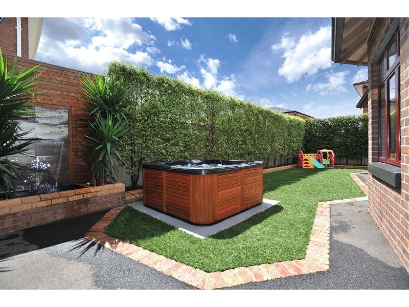 2 Kings College Court, Attwood VIC 3049