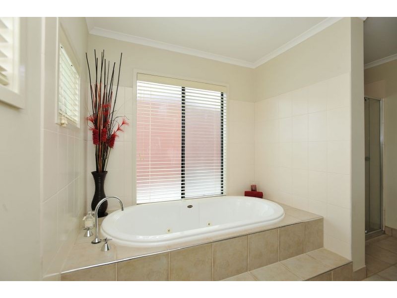 24 Fraserburgh Crescent, Greenvale VIC 3059