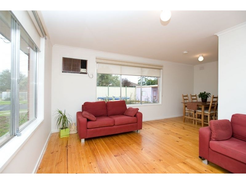 2 Chisholm Close, Gladstone Park VIC 3043