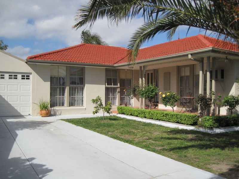 17 Rylandes Drive, Gladstone Park VIC 3043