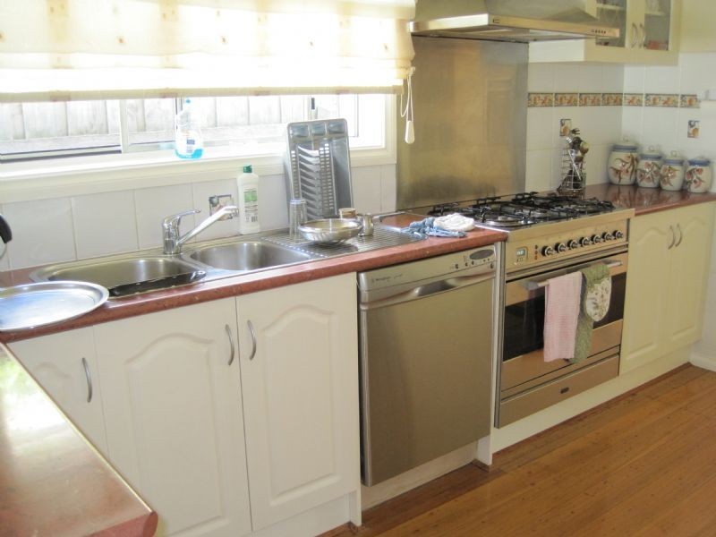 17 Rylandes Drive, Gladstone Park VIC 3043