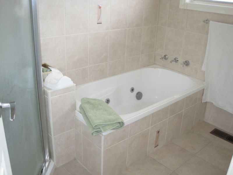 17 Rylandes Drive, Gladstone Park VIC 3043