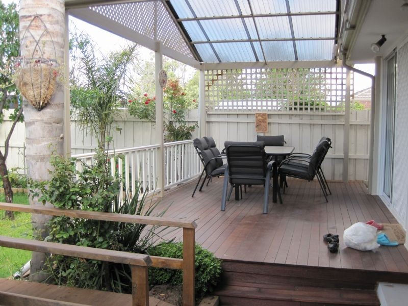 17 Rylandes Drive, Gladstone Park VIC 3043