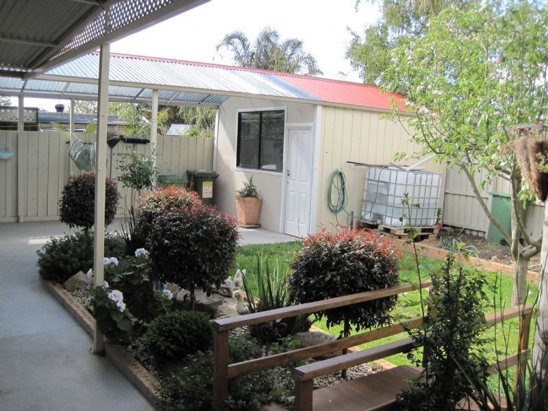 17 Rylandes Drive, Gladstone Park VIC 3043