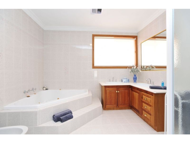 1 Newcastle Court, Greenvale VIC 3059