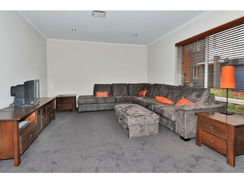 10/2 Lanark Way, Gowanbrae VIC 3043